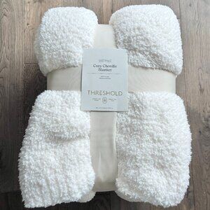 Threshold Cozy Chenille Blanket Throw Size Full Queen White NWT Soft Plush